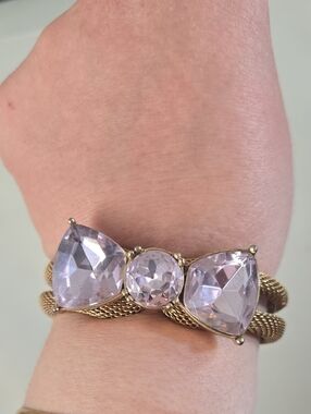 🎀 VTG Betsey Johnson Chunky Gold Tone Cuff Pink Bow Bangle Hinge Closure🎀